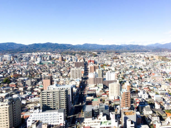 東京都八王子市の住宅街と中心市街地が広がる街並みの全景
