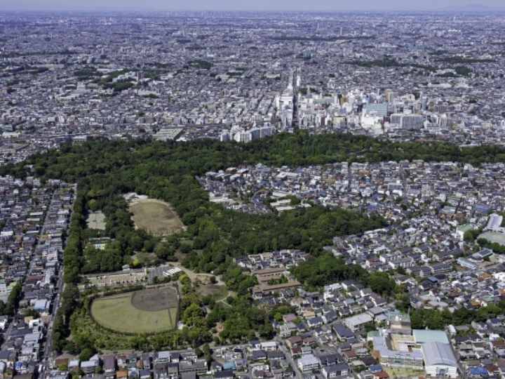 東京都武蔵野市の住宅地と駅周辺が近接する街並みイメージ
